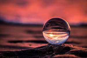Purple sunset through a crystal ball von Rob Eijfferts