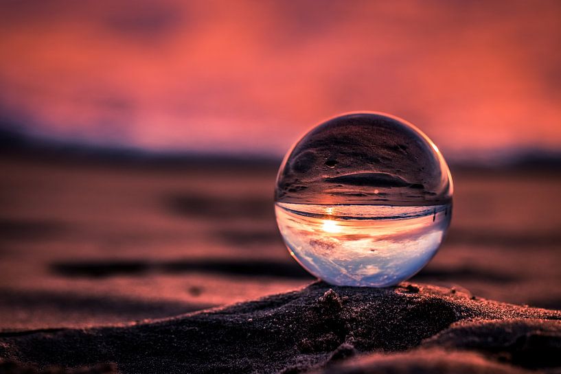 Paarse zonsondergang door een kristallen bol von Rob Eijfferts