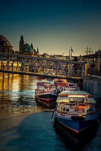 De Hamburgse Landungsbrücken in de ochtend.