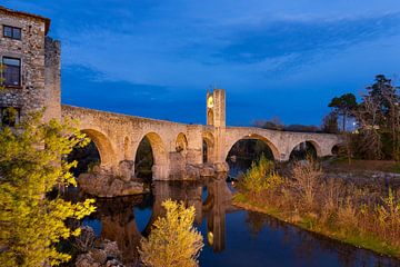 De brug van Besalú, Spanje van Adelheid Smitt