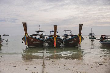 Kleurrijke Bootjes in de Wateren van Koh Lipe van Ken Tempelers
