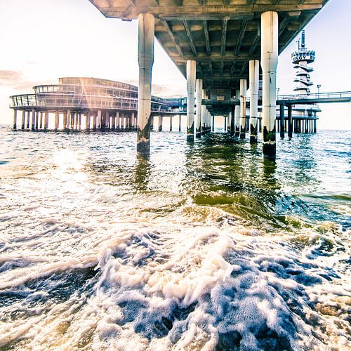 Sonnenuntergang unter dem Pier von Scheveningen