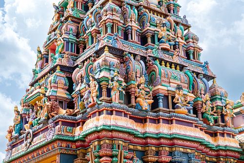 Tour colorée et richement décorée sur le toit d'un temple hindou à Trincomalee, au Sri Lanka
