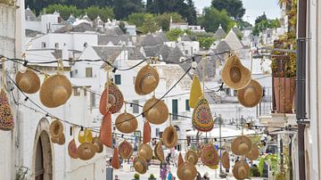 Zomerse rieten hoedjes aan lijnen in Alberobello, Puglia van Bianca ter Riet