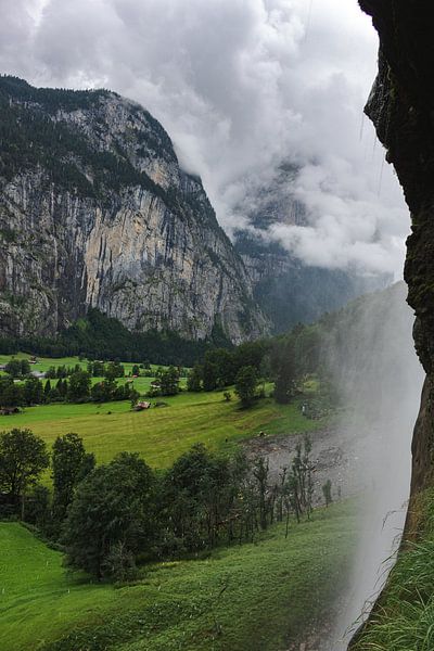 Die Schweiz hinter einem Wasserfall von Isa V