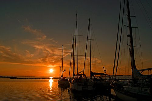 Bateaux à voile sur le Grevelingen au coucher du soleil