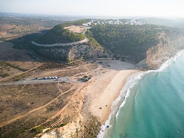 Ochtendmist bij Boca do Rio in de Portugese Algarve van David Gorlitz