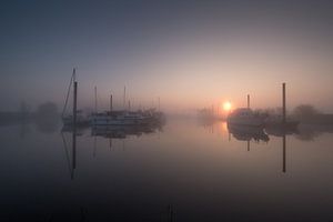 Mistige haven met zonsopkomst von Moetwil en van Dijk - Fotografie