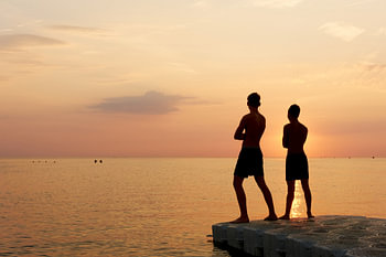 Zwei Jungen am Meer