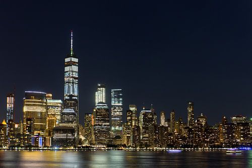 La silhouette nocturne de Lower Manhattan, New York, États-Unis