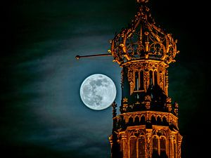 Pleine lune à côté de la grande église de Haarlem