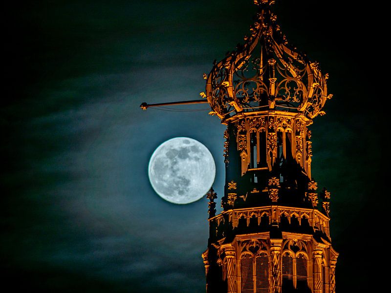 Pleine lune à côté de la grande église de Haarlem par Arjen Schippers
