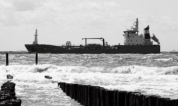 Schiff passiert Wellenbrecher