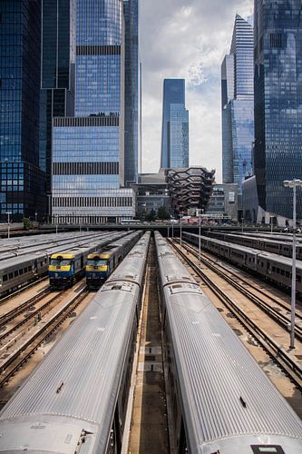 New York, The Vessel und die U-Bahn im Vordergrund