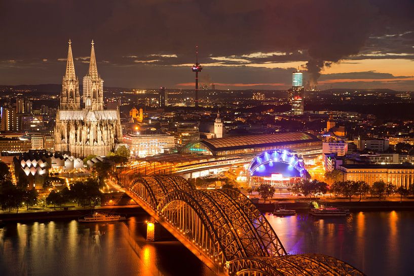 Keulen bij nacht van Peter Schickert