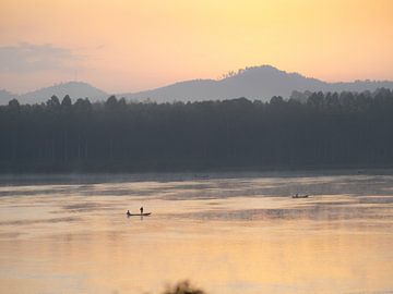 Pêcheurs sur le Nil à Jinja, en Ouganda. sur Teun Janssen