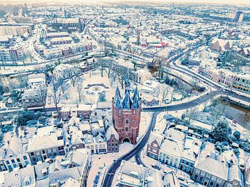 Zwolle Sassenpoort oude poort tijdens een koude winterochtend van Sjoerd van der Wal Fotografie