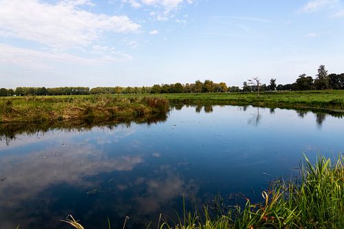 De Dommel op een zomerse warme dag. Genieten van de reflectie.