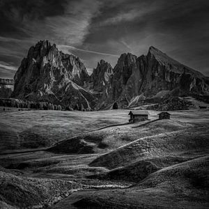 Alpe di Suisi in dunklem Schwarz und Weiß