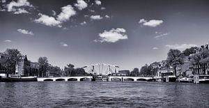 Le pont blanc au milieu de l'Amstel devant le Théâtre Carré sous un beau soleil d'été
