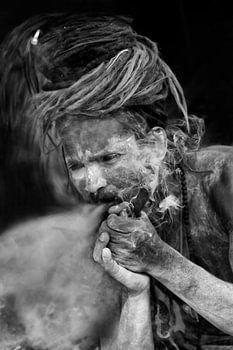 Sadhu fumant pendant la Kumbh Mela à Haridwar, en Inde.