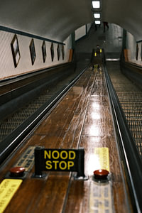 Notausschalter Industrielle U-Bahn-Rolltreppe | Antwerpen, Belgien | Straßenfotografie