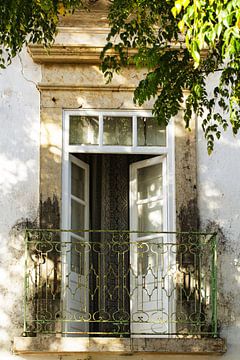 Openslaande deuren op balkon in Barcelona van Irene Lommers
