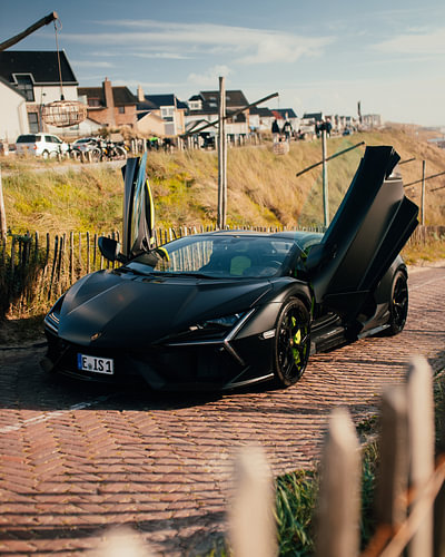 Matzwart Icoon – Lamborghini Revuelto aan de Kust