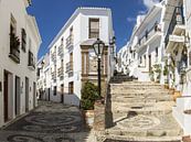 Calle Real in het witte dorp Frigiliana in Andalusië van René Weijers thumbnail