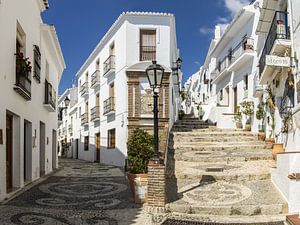 Calle Real dans le village blanc de Frigiliana en Andalousie
