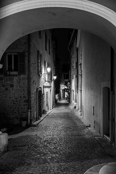 Antibes bei Nacht | Gasse in Antibes (Provence) von Flatfield