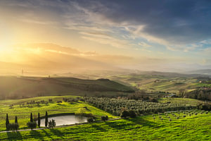 Die toskanische Hügellandschaft von Volterra bei goldenem Sonnenaufgang, Italien