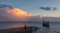 Verlichte wolk boven water van Bram van Broekhoven thumbnail