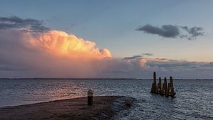 Verlichte wolk boven water von Bram van Broekhoven