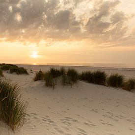 Zonsondergang in de Duinen van Ameland – Een Moment van Rust van KB Design & Photography (Karen Brouwer)