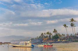 Traditionelle indonesische Fischerboote am Strand von Candidasa auf Bali von Marc Venema