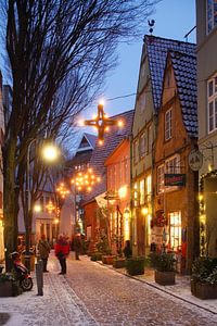 Schnoorviertel im Winter mit Weihnachtsbeleuchtung