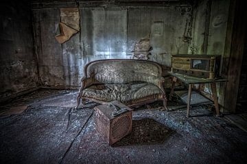 Kaputtes Sofa und Radios in einem Zimmer eines verlassenen Bauernhauses von Gerben van Buiten