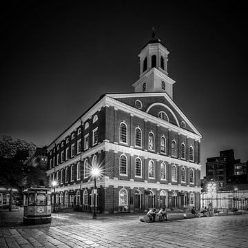 BOSTON Faneuil Hall in de avond | zwart-wit van Melanie Viola