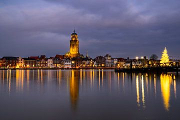 Deventer skyline aan de IJssel tijdens een koude winteravond van Sjoerd van der Wal Fotografie