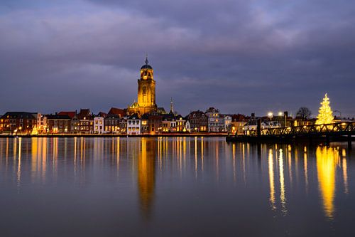 Deventer skyline aan de IJssel tijdens een koude winteravond