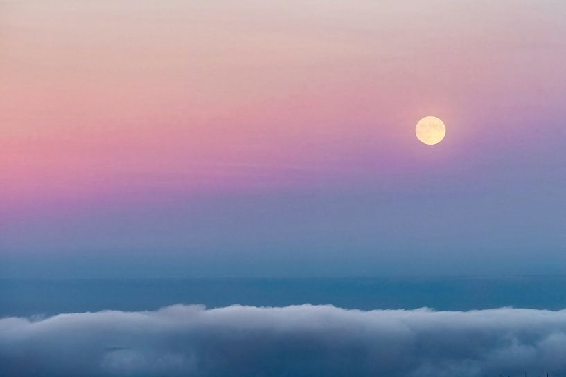 Maan boven de wolken van Sam Mannaerts