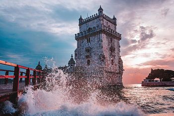 Belém-Turm bei Sonnenuntergang mit brechenden Wellen – Lissabon, Portugal