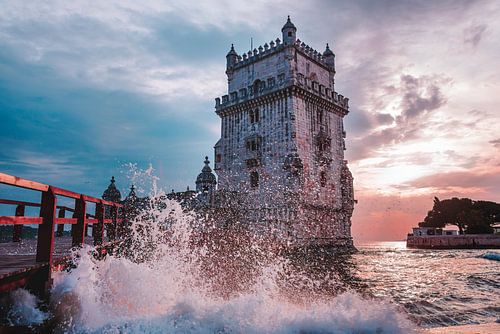 Belémtoren bij zonsondergang met beukende golven – Lissabon, Portugal