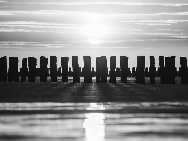 Zonsondergang Zoutelande Zwart-Wit (horizontaal) van Joren van den Bos