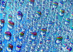 Blaue Tropfen auf Glass