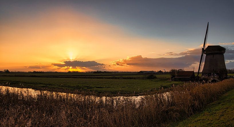 Ondermolen O bij zonsondergang Ursem van peterheinspictures