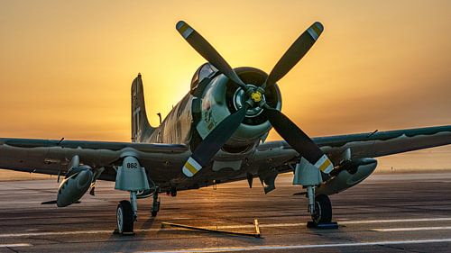 Douglas A-1D Skyraider tijdens zonsopkomst.