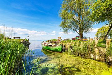 Vissersboot op het Achterwasser bij Warthe op het eiland Usedom van Rico Ködder
