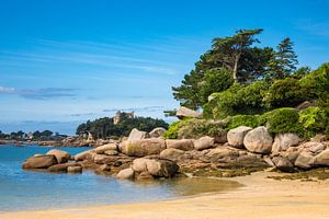 Rosa Granitküste in der Bretagne bei Ploumanach, Frankreich